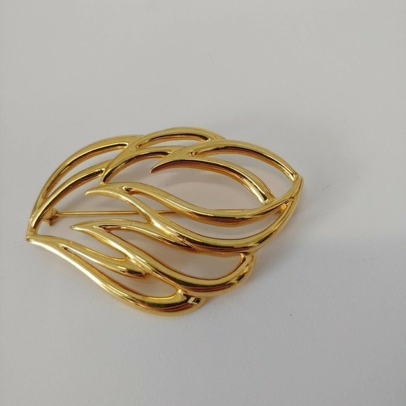 Vintage Monet Gold Leaf Brooch Pin - Picture 2 of 3